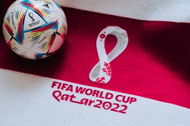 Katar, DOHA, 18 Temmuz 2022: Adidas Dünya Kupası resmi futbol topu Al Rihla. Ve Katar 2022 FIFA Dünya Kupası logosu kırmızı halıda. Futbol sporu arka planı, düzenleme alanı. Katar 22 Duvar Kağıdı.
