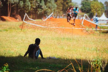 Koşucu yarıştan çekildi. Vazgeçti ve koşusuna devam etmiyor..