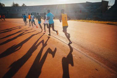 Kenyalı maraton koşucuları, dünya dayanıklılık merkezi Iten yakınlarındaki Eldoret kasabasındaki atletizm pistinde antrenman yapıyorlar. Kenya 'da koşu yarışı için hazırlık
