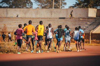 Kenya 'da koşu eğitimi. Bir grup Kenyalı maraton koşucusu yarışa hazırlanıyor. Şampiyonların evi yakınlarındaki Eldoret 'te eğitim seansı
