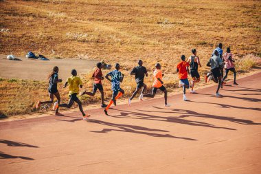 Kenyalı maraton koşucuları, dünya dayanıklılık merkezi Iten yakınlarındaki Eldoret kasabasındaki atletizm pistinde antrenman yapıyorlar. Kenya 'da koşu yarışı için hazırlık
