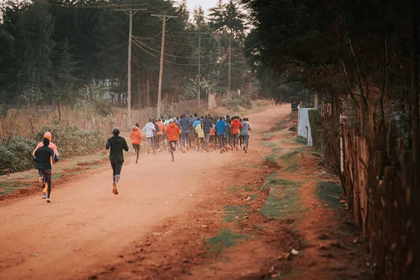 Een Groep Hardlopers Een Ochtendmis Training Kenia Afrikanen Rijden Rode — Stockfoto