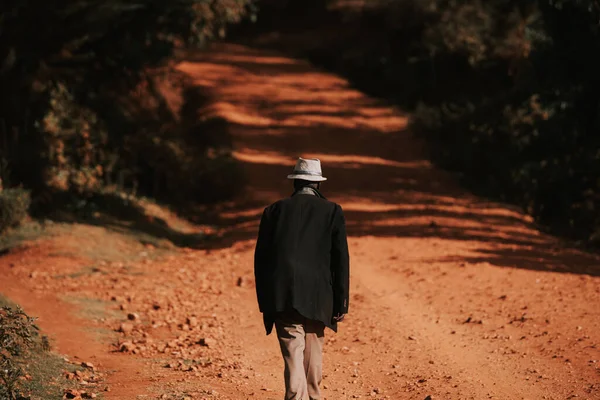 Stary Człowiek Spaceruje Afrykańskich Czerwonych Drogach Ilustracyjne Zdjęcie Życia Afryce — Zdjęcie stockowe