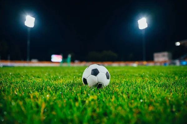 Fußballball Auf Grünem Rasen Fußballstadion Der Nacht Sportfoto Schwarzes Leerzeichen — Stockfoto