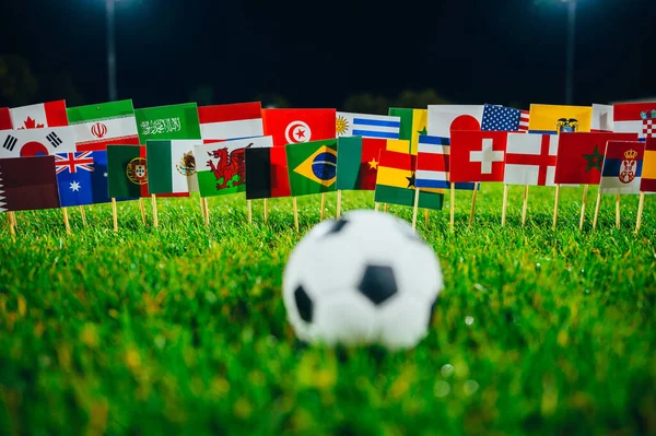 Concept Foto Voor Internationaal Voetbaltoernooi Bal Groen Gras Nationale Vlaggen — Stockfoto