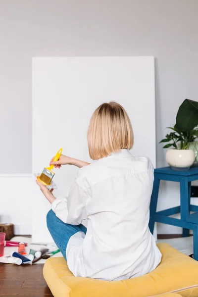 Genç kadın ressam yaratıcı bir stüdyo ortamında resim yapıyor.. — Stok fotoğraf