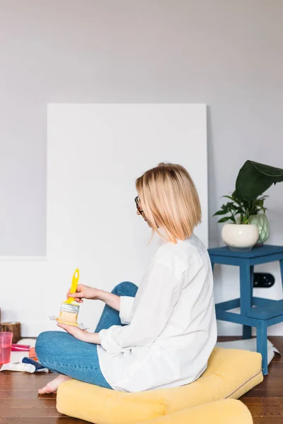 若い女性アーティストは創造的なスタジオの設定で自宅で絵を描いています. — ストック写真