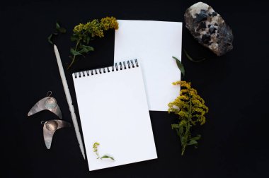 Siyah arkaplanda sihirli ruh haliyle beyaz defter modelleme şablonu.