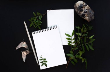 Siyah arkaplanda sihirli ruh haliyle beyaz defter modelleme şablonu.