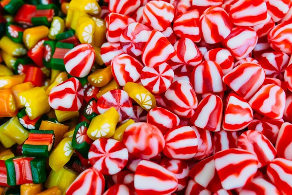Kleurrijke snoepjes in de winkel. Achtergrond van snoep — Stockfoto