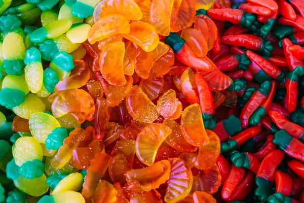 Dulces de goma de colores en la tienda. Antecedentes de dulces — Foto de Stock
