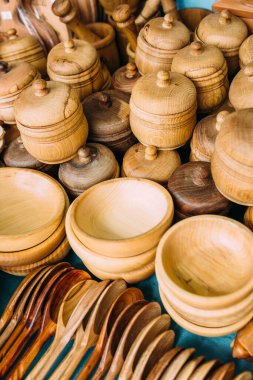 Tezgahta el yapımı ahşap sofra takımı var. Çevre dostu kaşıklar ve tabaklar