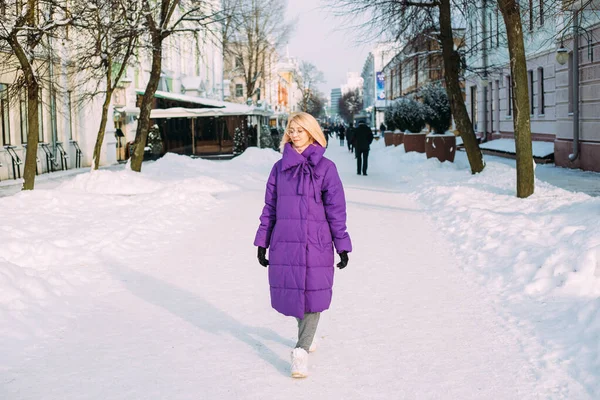 Young stylish blonde with glasses on the street in the snow. — Stock Photo, Image