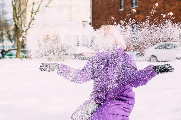 Genç şık sarışın, gözlüklü, karda sokakta.. 