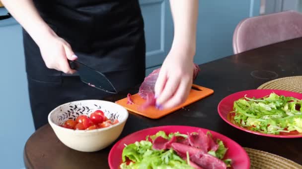 Chefs hands chop raw pork meat on plastic cutting board for homemade carpaccio — Videoclip de stoc