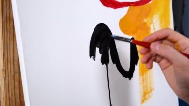 Sanatçılar palet bıçağıyla çizer. Akrilik çizim süreci