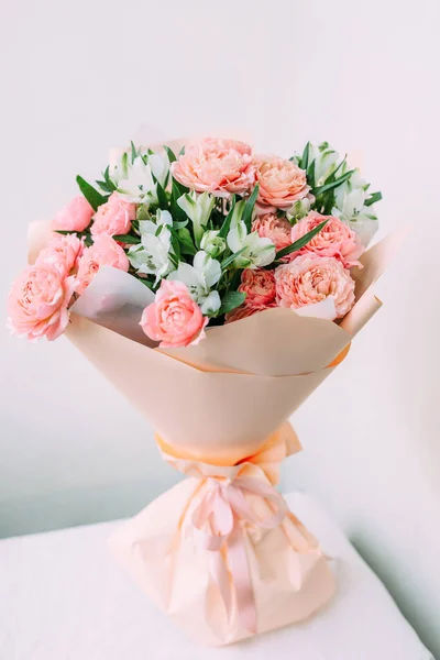 Buquê luxuoso de rosas rosa pálidas pastel fresco — Fotografia de Stock