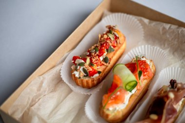 Somonlu ekler, taze sebzeler ve otlar, gurme atıştırmalıklar..