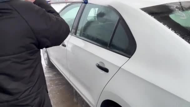 Kadın oto yıkamada araba yıkıyor. Etkin köpükle temizleme — Stok video