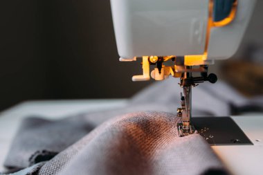 Dikiş makinesi, aksesuarlar ve kumaş. Evde rahat yaratıcı dikiş süreci