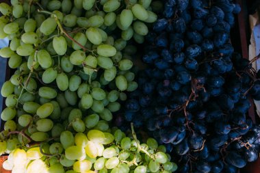 Markette taze meyveler kutular içinde.