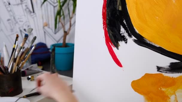 Художники рисуют руками мастихином. Процесс рисования акриловых рисунков — стоковое видео