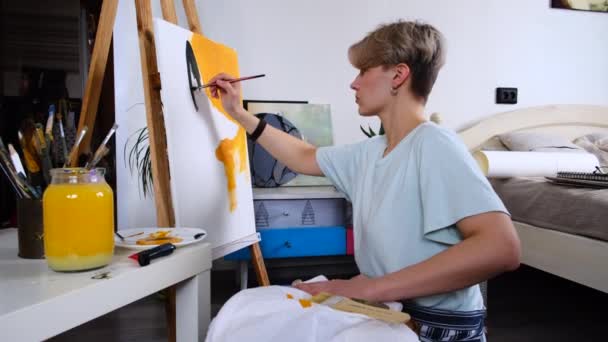 Młoda artystka maluje w domu w kreatywnym studio. — Wideo stockowe