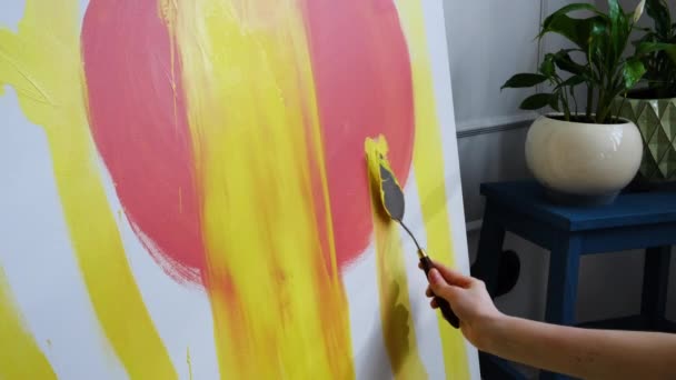 Konstnärers hand ritar med palettkniv. Teckningsbild av akrylprocessen — Stockvideo