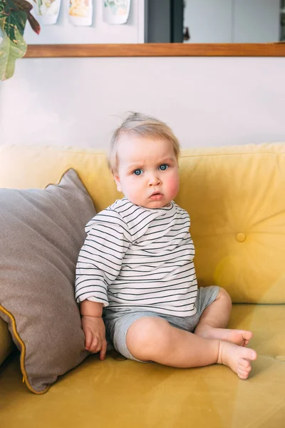 Criança bonito está brincando em casa — Fotografia de Stock