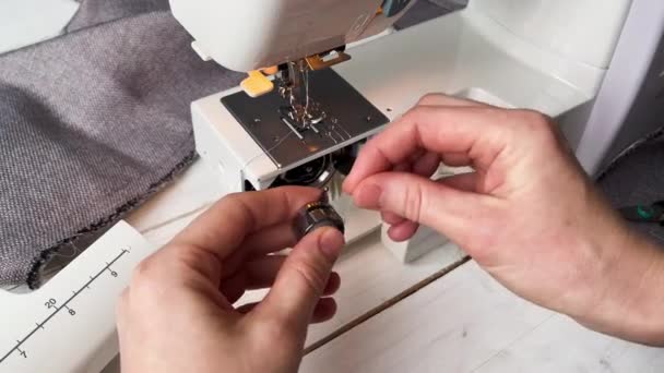 Процесс подготовки и шитья электрической швейной машинкой дома. — стоковое видео