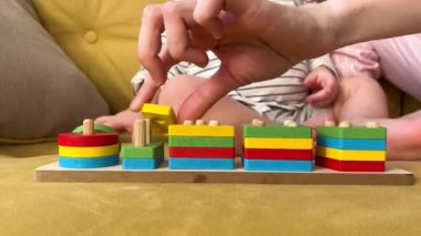 Evde mutlu şirin bir aile. Küçük bir çocuk annesiyle oynuyor.