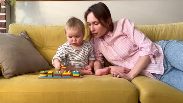 Evde mutlu şirin bir aile. Küçük bir çocuk annesiyle oynuyor. — Stok video