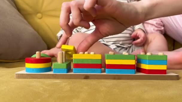 Glad söt familj hemma. Ett litet barn leker med sin mor — Stockvideo