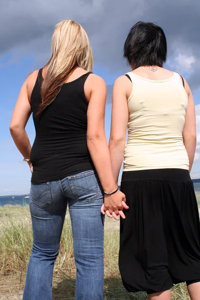 Two young women — Stock Photo, Image