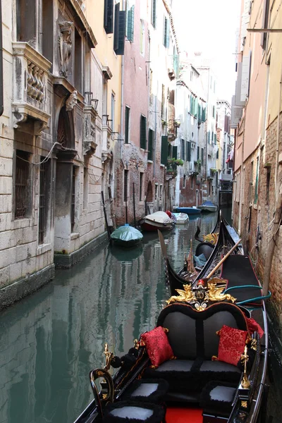 Венецианская гондола на канале — стоковое фото