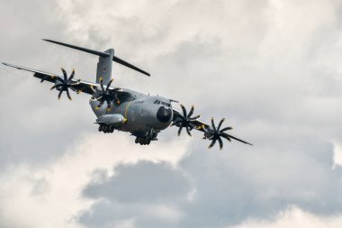 NATO Günleri, OSTRAVA, Çek Cumhuriyeti-18 Eylül 2021: Saab JAS-39 Gripen Macar Hava Kuvvetleri Leos Janacek Havalimanı Ostrava. Saab JAS-39 Gripen çok delikli avcı uçağı gökyüzünde evrimleşiyor..