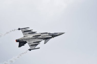 NATO Günleri, OSTRAVA, Çek Cumhuriyeti-18 Eylül 2021: Saab JAS-39 Gripen Macar Hava Kuvvetleri Leos Janacek Havalimanı Ostrava. Saab JAS-39 Gripen çok delikli avcı uçağı gökyüzünde evrimleşiyor..
