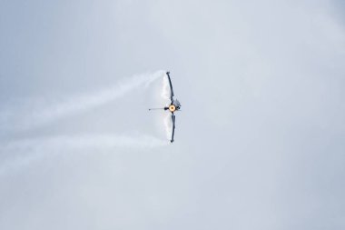 NATO Günleri, OSTRAVA, Çek Cumhuriyeti - 18 Eylül 2021: Leos Janacek Havalimanı Ostrava 'da F-16C Blok-52 + SoloTurk Demo Ekibi. SOLOTURK, Türk Hava Kuvvetleri tarafından ele geçirilmiş bir gösteri ekibidir.