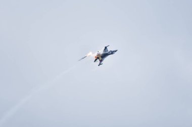 NATO Günleri, OSTRAVA, Çek Cumhuriyeti - 18 Eylül 2021: Leos Janacek Havalimanı Ostrava 'da F-16C Blok-52 + SoloTurk Demo Ekibi. SOLOTURK, Türk Hava Kuvvetleri tarafından ele geçirilmiş bir gösteri ekibidir.