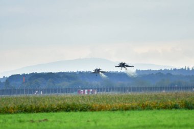 NATO Günleri, OSTRAVA, Çek Cumhuriyeti-18 Eylül 2021: Saab JAS-39 İsveç ve Macar Hava Kuvvetleri Leos Janacek Havalimanı Ostrava. Saab JAS-39 Gripen çok delikli avcı uçağı.