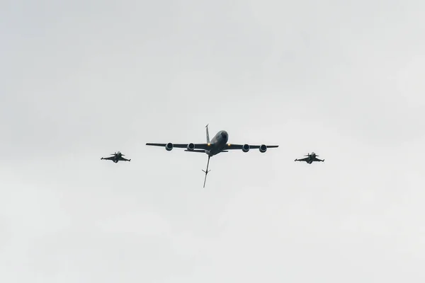 NATO Günleri, OSTRAVA, Çek Cumhuriyeti-Eylül-18. 2021: Airbus A330 MRTT ve Saab JAS-39 Çek Hava Kuvvetleri Leos Janacek Havalimanı Ostrava.