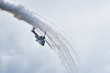 NATO Günleri, OSTRAVA, Çek Cumhuriyeti-18 Eylül 2021: Eurocopter AS332 Super Puma Ekran Ekibi İsviçre Hava Kuvvetleri Leos Janacek Havaalanı Ostrava 'da. Eurocopter AS332 orta büyüklükte bir hizmet helikopteridir..