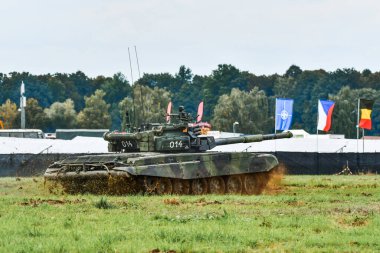 NATO Günleri, OSTRAVA, Çek Cumhuriyeti-18 Eylül 2021: Leos Janacek Havalimanı Ostrava 'daki Tank T-72 M4 CZ Çek ordusu. Tank T-72 M4 CZ ile dinamik gösteri, çimlerin üzerinde sürüş.