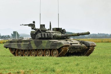 NATO Günleri, OSTRAVA, Çek Cumhuriyeti-18 Eylül 2021: Leos Janacek Havalimanı Ostrava 'daki Tank T-72 M4 CZ Çek ordusu. Tank T-72 M4 CZ ile dinamik gösteri, çimlerin üzerinde sürüş.