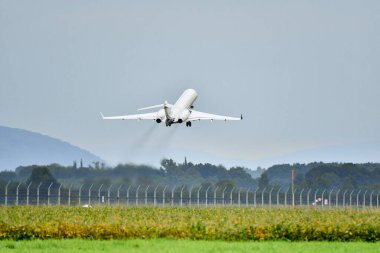 NATO Günleri, OSTRAVA, Çek Cumhuriyeti-18 Eylül 2021: Leos Janacek Havalimanı Ostrava 'da bombardıman uçağı Global 6000 SE-RMT. Bombacı Global 6000 SE-RMT yolcu lüks iş jeti.