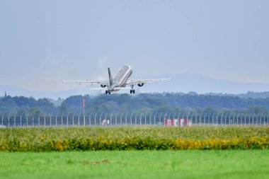 NATO Günleri, OSTRAVA, Çek Cumhuriyeti-18 Eylül 2021: Airbus A319-100 ACJ Leos Janacek Havaalanı Ostrava. Airbus A319-100 ACJ orta menzilli, ticari yolcu çift motorlu jet uçağıdır..