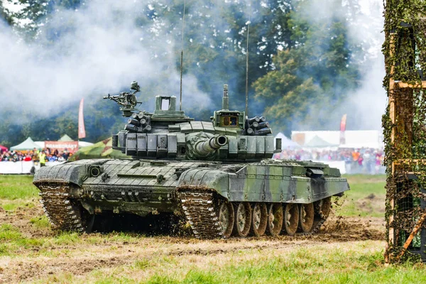 NATO Günleri, OSTRAVA, Çek Cumhuriyeti-18 Eylül 2021: Leos Janacek Havalimanı Ostrava 'daki Tank T-72 M4 CZ Çek ordusu. Tank T-72 M4 CZ ile dinamik gösteri, çimlerin üzerinde sürüş.