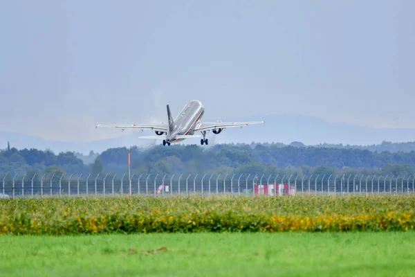 NATO Günleri, OSTRAVA, Çek Cumhuriyeti-18 Eylül 2021: Airbus A319-100 ACJ Leos Janacek Havaalanı Ostrava. Airbus A319-100 ACJ orta menzilli, ticari yolcu çift motorlu jet uçağıdır..