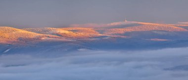 Çek sıradağları Yüksek Jesenik. Övgülerin en yüksek zirvesi. Gün batımında sise gömülmüş, Polonya 'nın Czarna Gora zirvesinden kış manzarası..