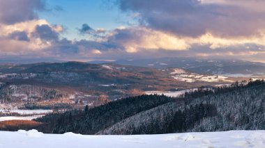 Sudetes 'in Polonya dağlarındaki kış manzarası, Klodzka Gora gözlem kulesinden gün batımında Snieznik Massif dağ sırasına kadar uzanan bir manzara..